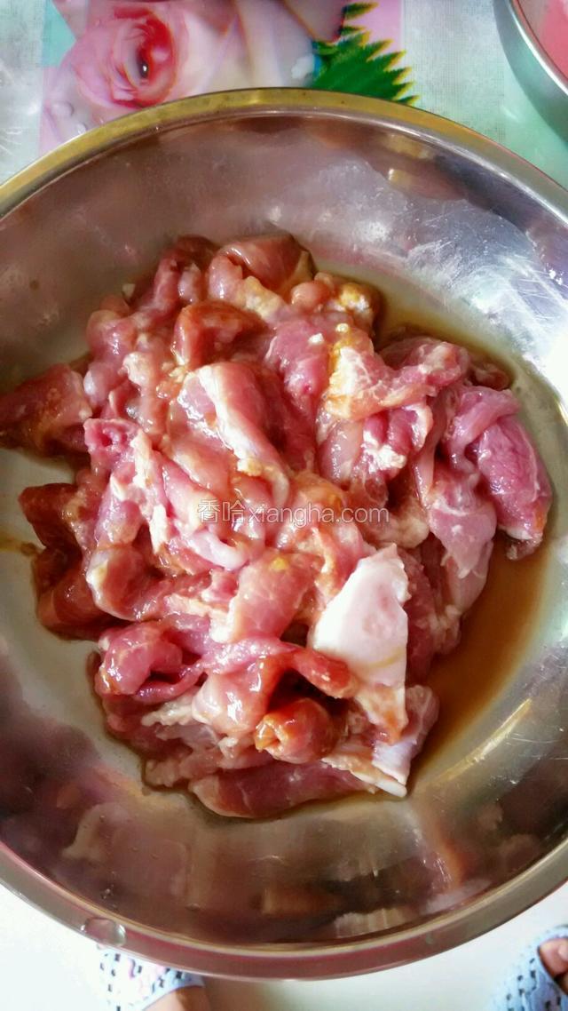 肉用酱油，蚝油，一点生粉，盐，料酒腌制