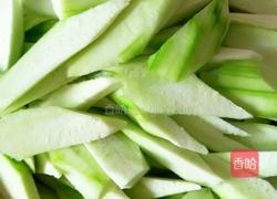 瘦肉炒丝瓜的做法图解2