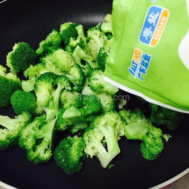加入少许盐调味出锅