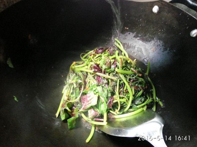 紫苋菜炒变软时，倒入适量的水，盖锅盖。