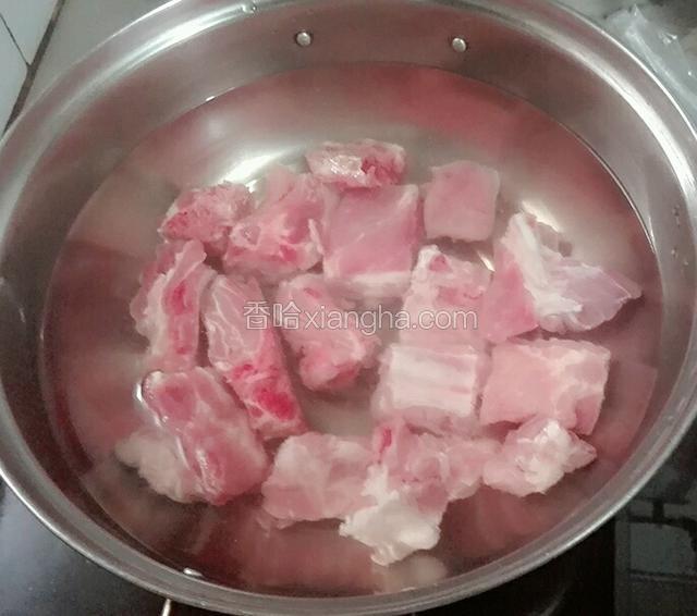 排骨凉水下锅，焯水沥干。煮排骨的水别扔。