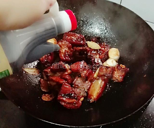 倒入少许酱油。