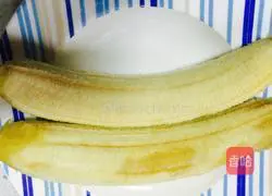 Illustration of how to make fried banana spring rolls 5