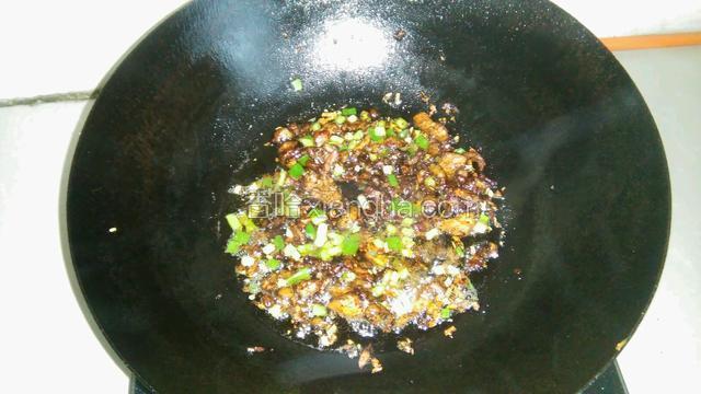 锅內放油，将蒜米炒香，放盐，味精，自然粉，葱花炒香