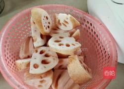 筒子骨炖莲藕的做法图解2