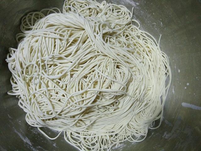 把面粉做成细面。