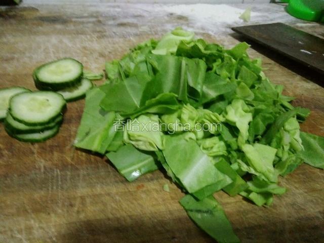 蔬菜切好备用。