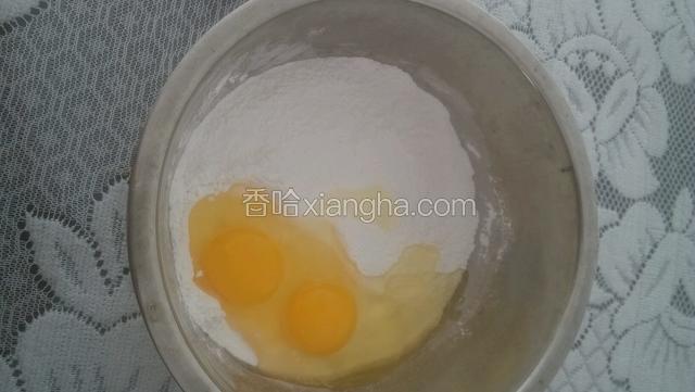 糯米粉中加入两只鸡蛋