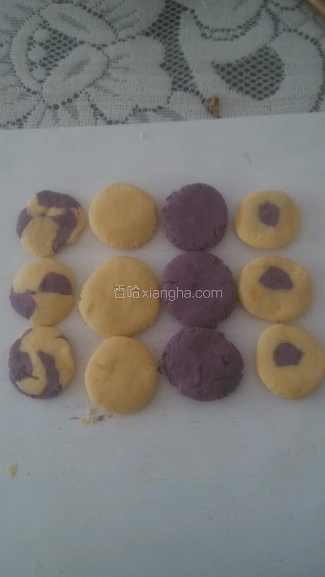 然后用手，按成一个一个小饼