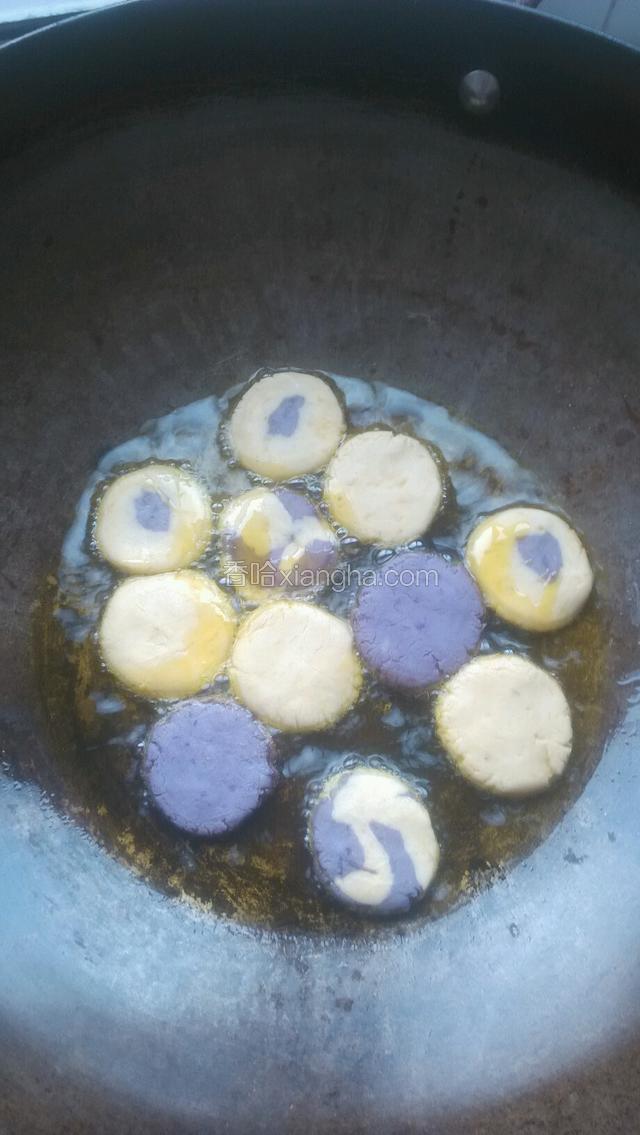 锅内放少许油，放入面饼，煎至两面金黄，稍微鼓起就可以出锅啦。