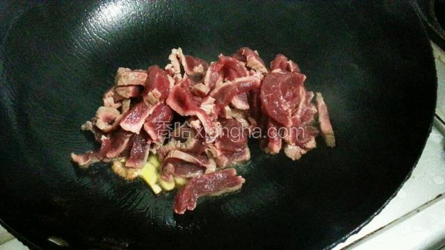 锅里放入少许油，放入姜片和牛肉