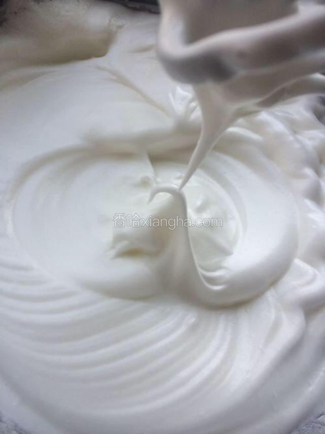 蛋白出现纹理，打蛋器提起，蛋白拉起头微微下垂，这个状态烤戚风最好