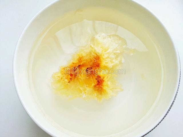 将银耳用清水泡发