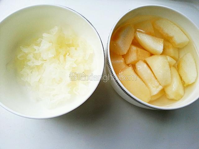 雪梨去皮去核，银耳剪去黄色部分，再撕成小朵