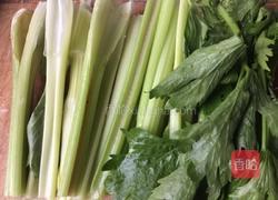 猪肉芹菜馅饺子的做法图解1