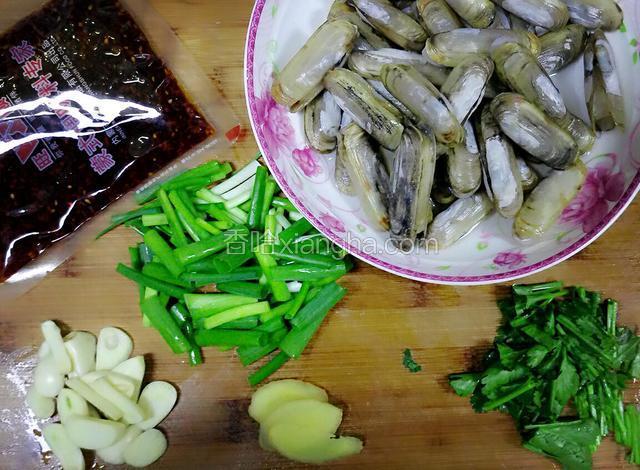 准备好所有材料，蛏子用温水洗干净，葱切段、蒜切片、姜切片香菜切段。