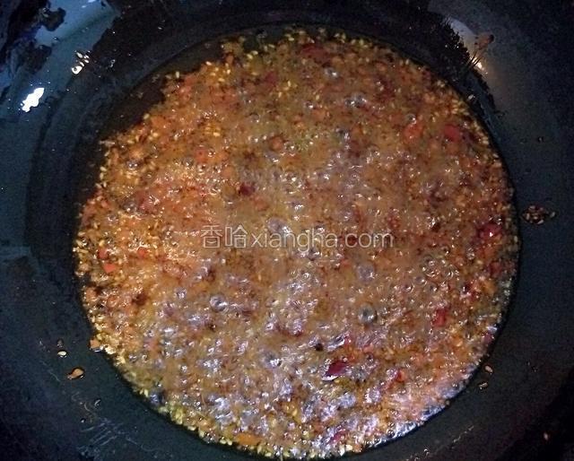 起锅，锅里放适量油七分热把香辣料放入，炒一会。