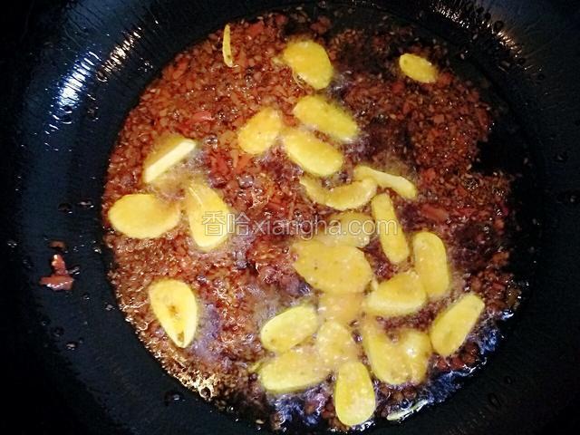 炒出红油放入姜、蒜炒出香味。