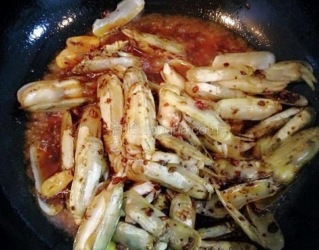 放入蛏子继续炒。