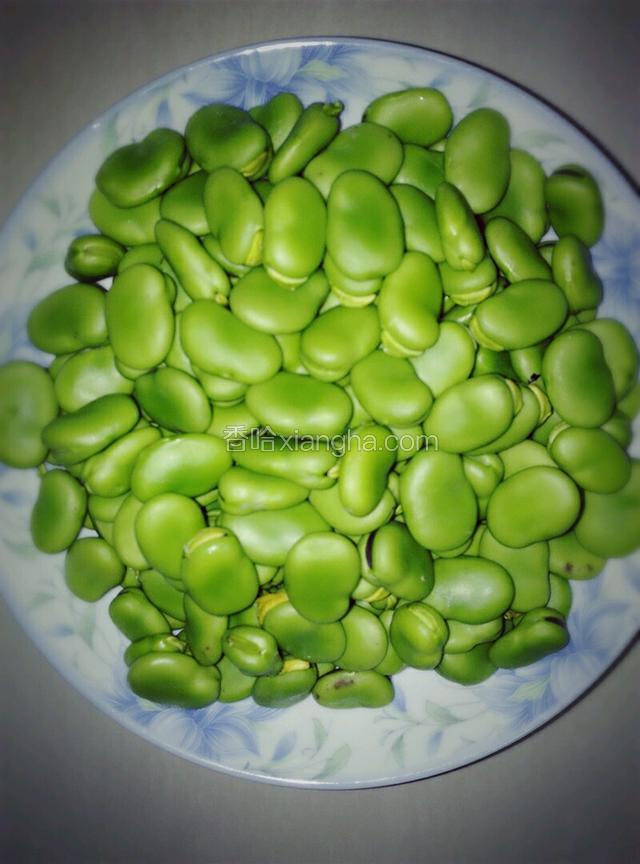 将蚕豆从豆荚中剥出