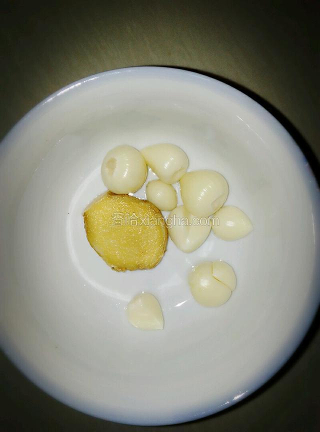 准备姜蒜，洗净，姜切沫，蒜拍扁即可，忘啦拍切好的照片了，见谅。