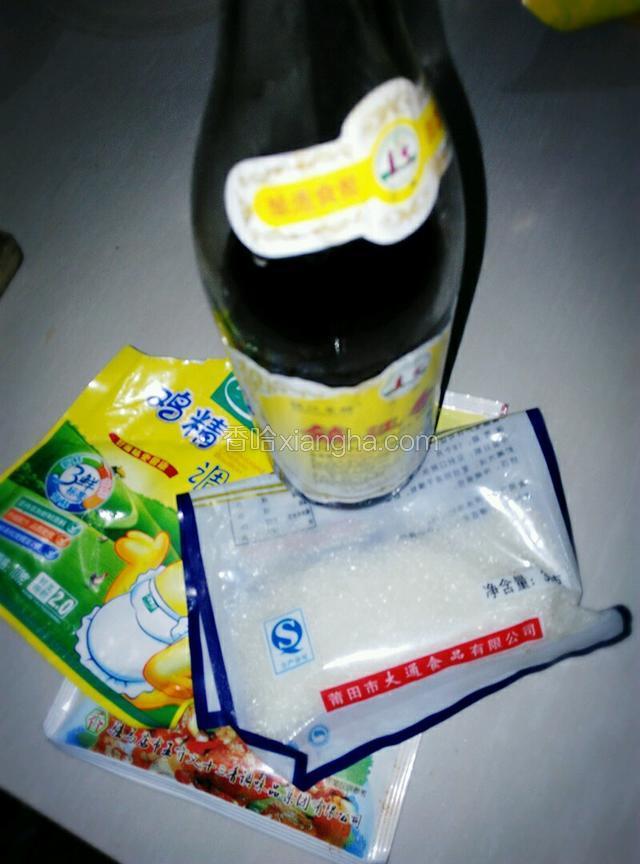 准备调料，醋，鸡精，麻辣鲜，白糖。