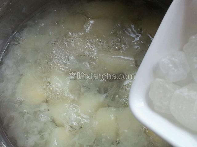 大火煮开转小火，煮五十分钟（期间要搅锅两次）汤煮成一碗的样子时，加入冰糖