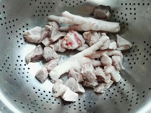 鸡爪去甲，和排骨洗干净，和瘦肉一起飞水沥干备用。