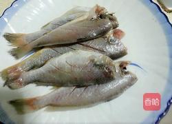 油炸小鱼的做法图解1