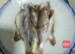 油炸小鱼的做法图解2