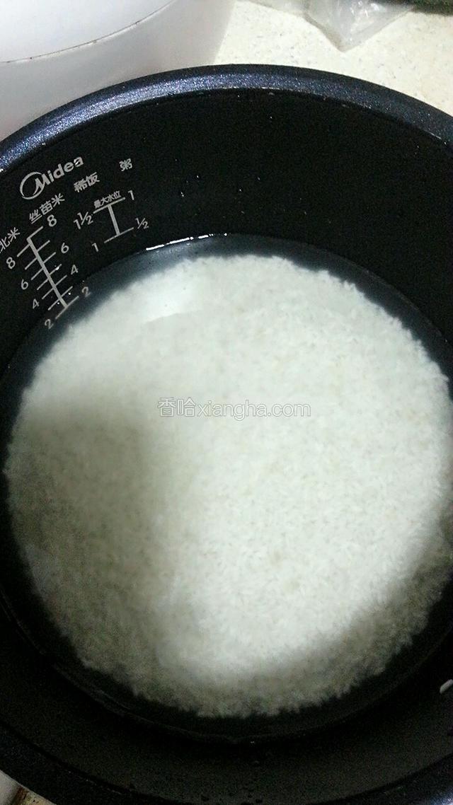 大米提前泡半小时，闷上。