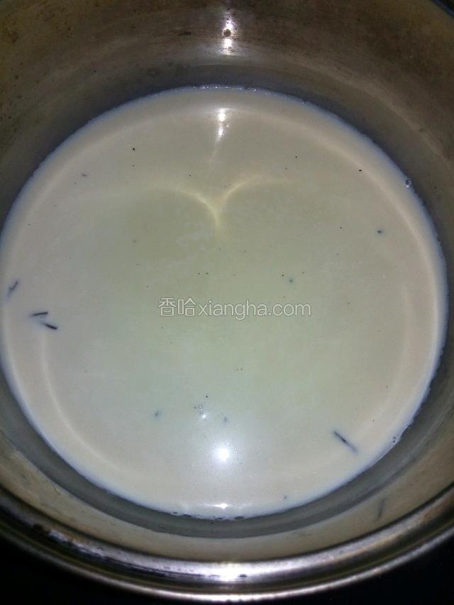 加入牛奶煮至锅边冒泡即可
