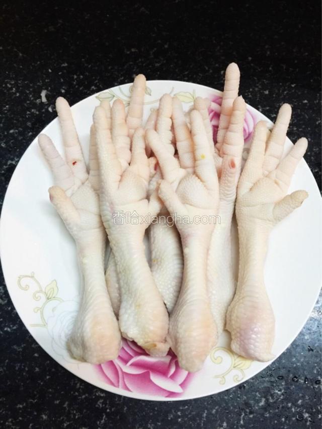 买回来的新鲜鸡脚，先洗干净，用剪刀把鸡脚甲剪掉