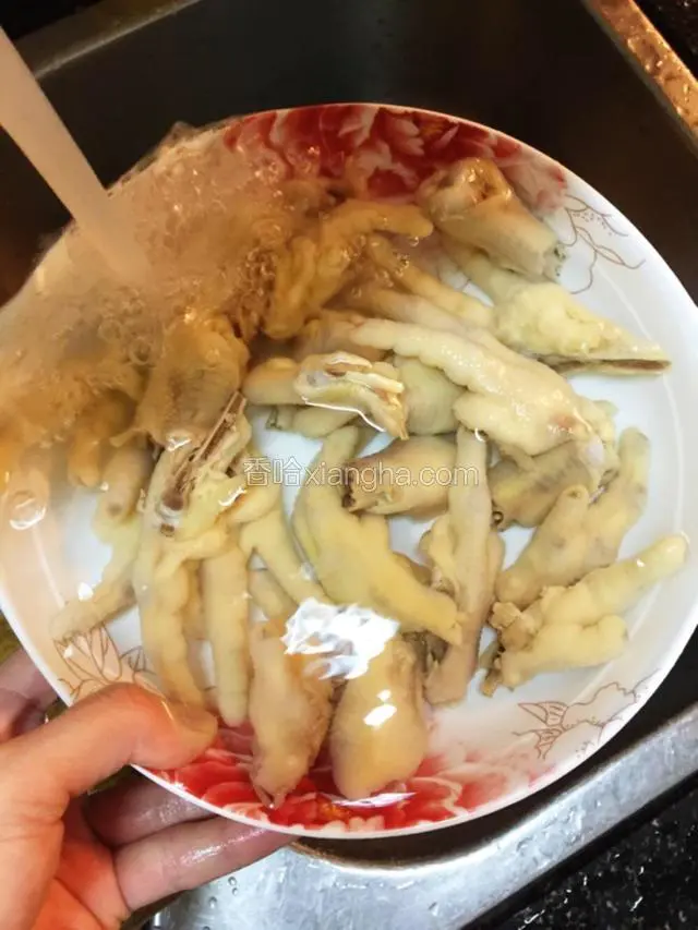 把鸡脚捞起，用冷水冲洗，冲一分钟再泡两分钟