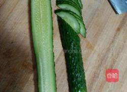 皮蛋黄瓜汤的做法图解2