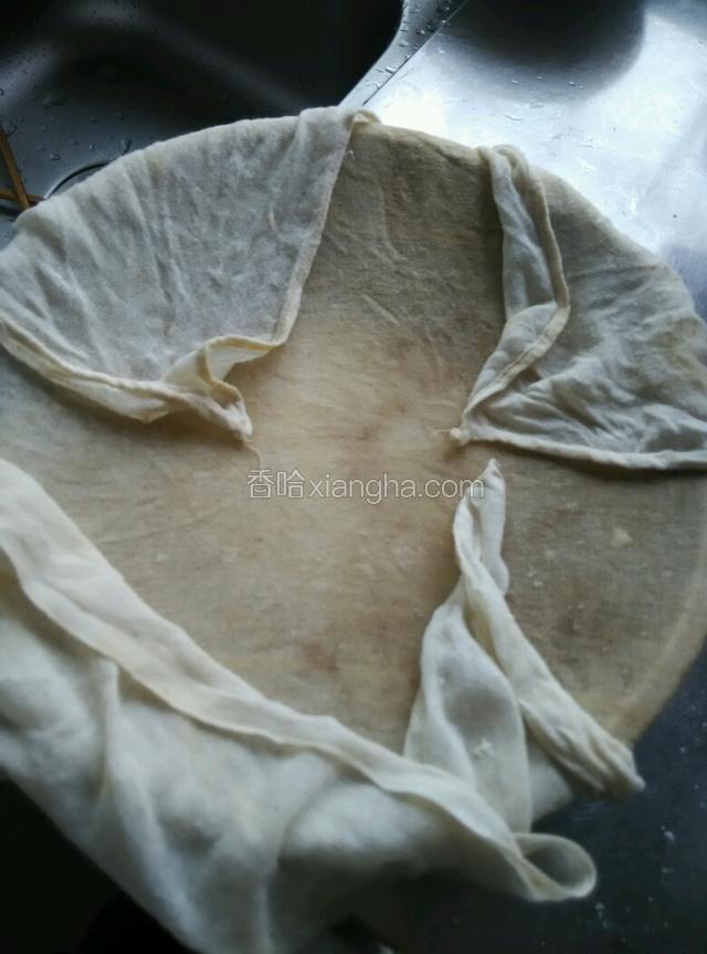用湿纱布盖好，饧半小时