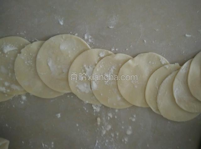 做好饺子皮，记得多撒点干面粉，防粘