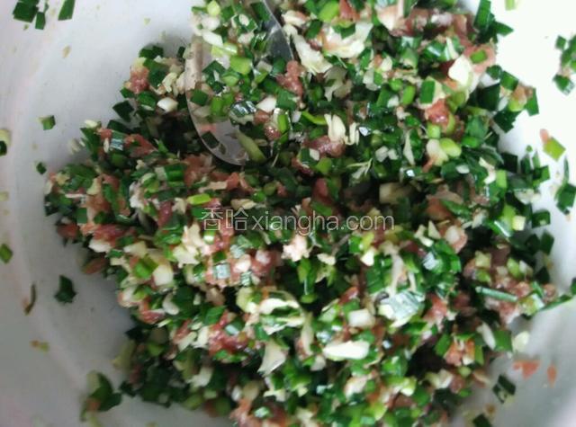 把准备好是饺子馅料，放点姜粉，胡椒粉，适量盐拌匀，再放适量小磨香油，拌匀，饺子馅就做好了