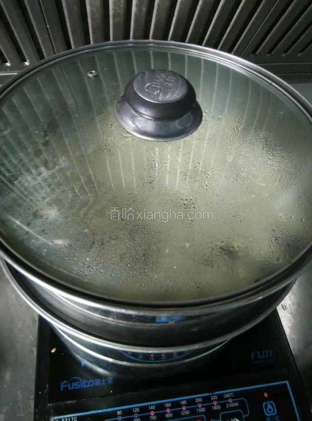 把饺子挨个放进去，记得要留一点空隙哦，不然，熟了就粘在一起了