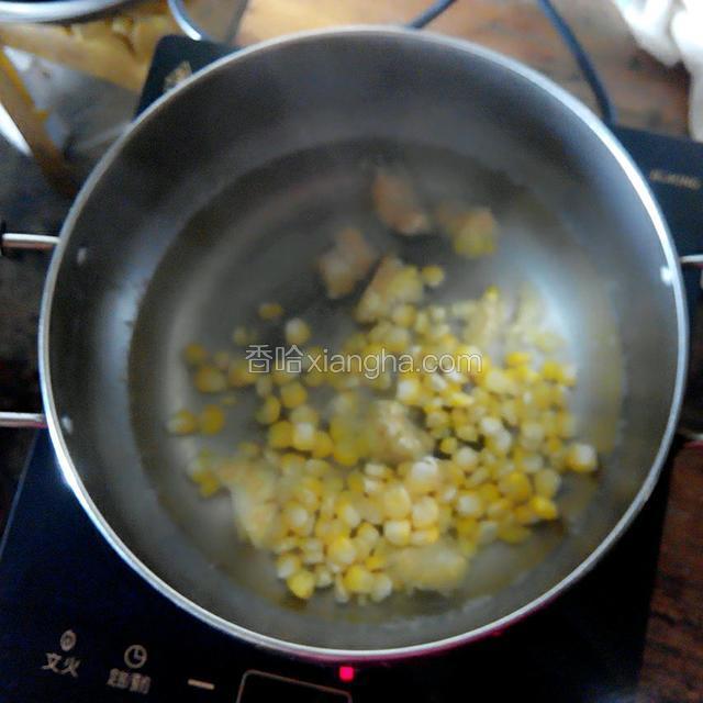 然后把玉米粒和冰糖放入，再煮6分钟