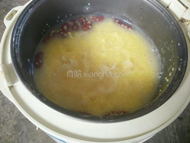 十分钟后放入银耳