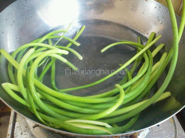 锅里加水烧到冒泡快开时放入蒜苔绰水两分钟