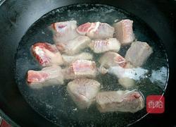 海带枸杞排骨汤的做法图解4