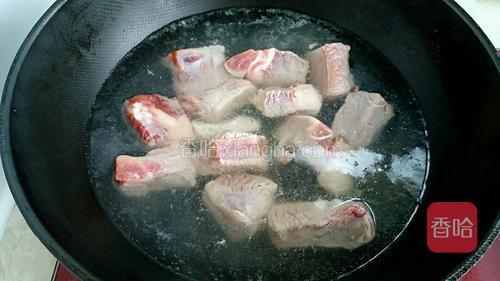 把排骨也焯至发白状态后,捞出用温水冲洗干净备用。