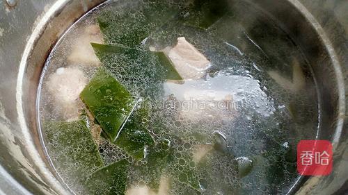 捡去葱段和姜片丢弃,放入海带继续炖煮20分钟左右。