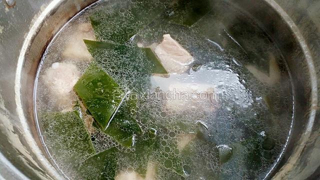 捡去葱段和姜片丢弃，放入海带继续炖煮20分钟左右。