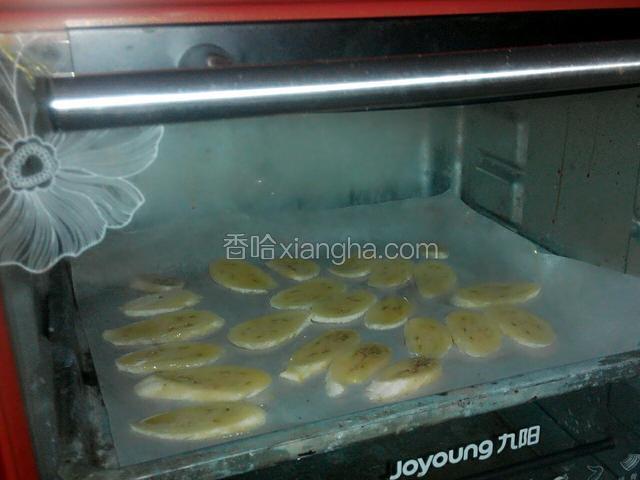 烤箱起热五分钟，上下140度二十分钟