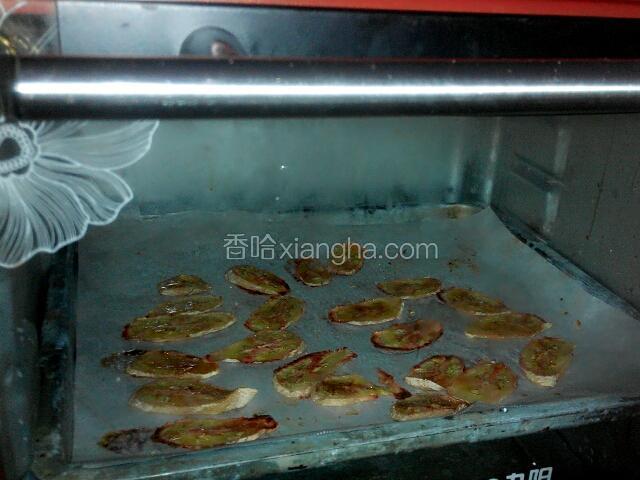 再放进去烤十分钟，烤好拿出来放凉
（这时烤要在那里看一下，喜欢干的可以烤久点）