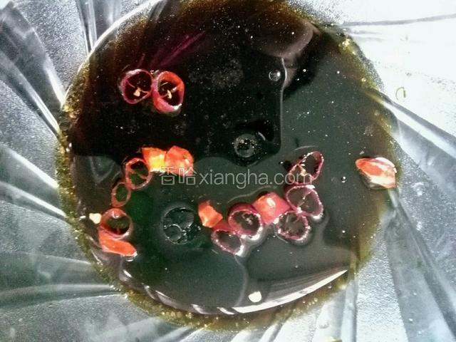 用味极鲜糖，干辣椒，麻油把调料调好