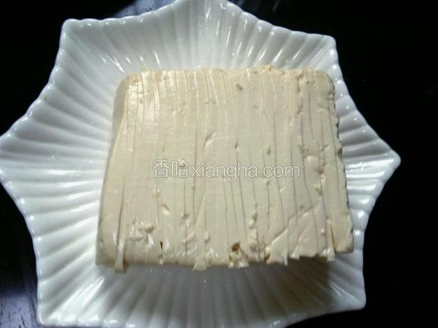 豆腐里水倒掉切成薄片
